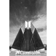 Symmetrische gevel met scherpe, waaiervormige ribben in de Ciutat de les Arts i les Ciències in Valencia, met het opschrift CaixaForum op de voorgrond.