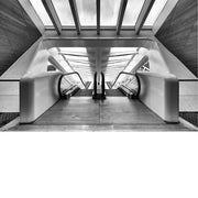 Twee roltrappen in het station van Bergen onder een lichtdoorlatend dak met witte liggers, symmetrisch in beeld gebracht.