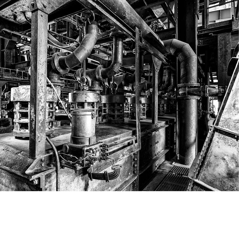 Wirwar van gebogen buizen, kleppen en stalen steunen in de oude installaties van Zollverein in Essen.