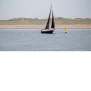 Zeilboot op de waddenzee, Texel op de achtergrond, rondiing van boei.
