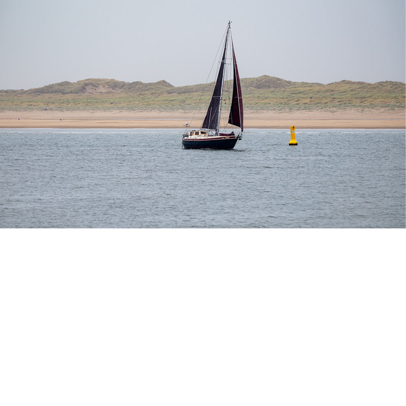 Zeilboot op de waddenzee, Texel op de achtergrond, rondiing van boei.
