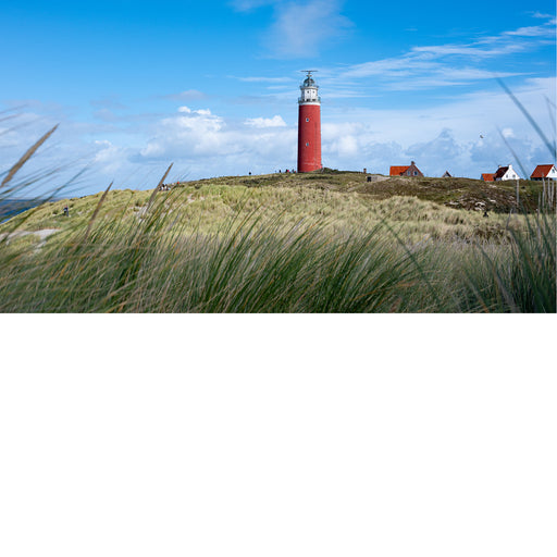 Uitzicht op de vuurtoren van Texel, vanuit de duinen