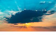 Zon achter wolk met zonnestralen, blauw en geel