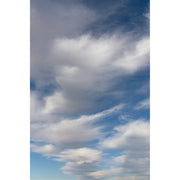 Alsof de wind met zachte penseelstreken door het blauw ging.