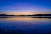 Blauwe uurtje met gouden zonsondergang over een meer in Tjsechië