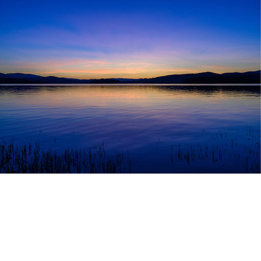 Blauwe uurtje met gouden zonsondergang over een meer in Tjsechië