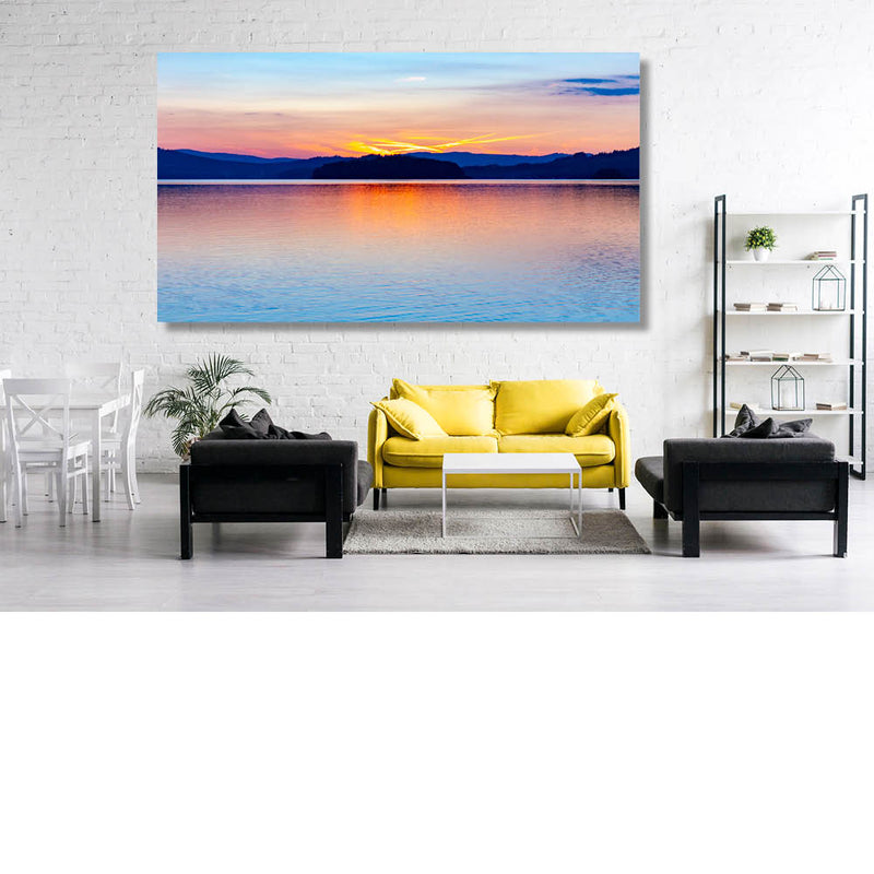 Zonsondergang meer en heuvels