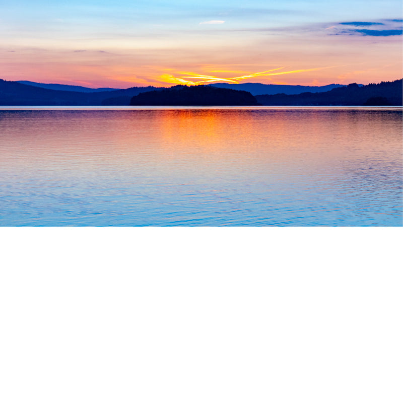 Zonsondergang ,meer en heuvels