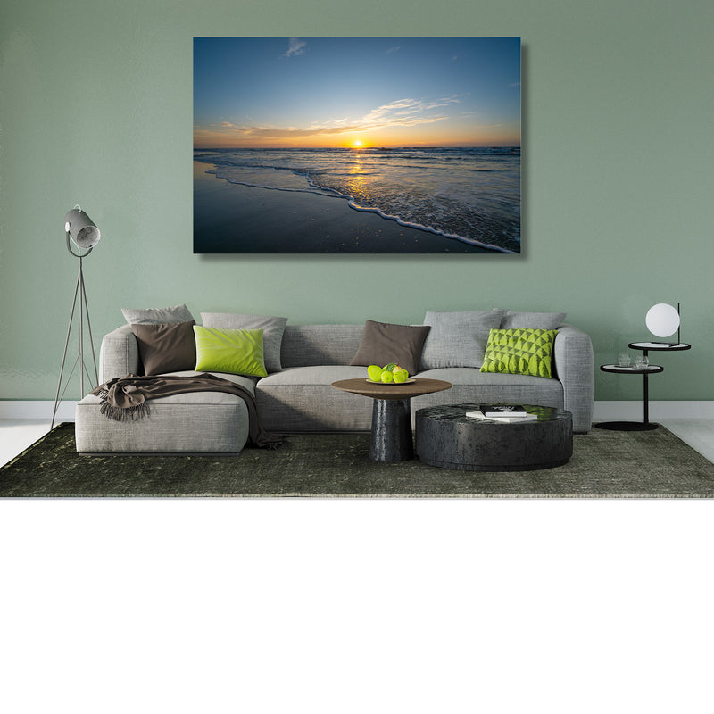 Vredige zonsondergang aan het strand
