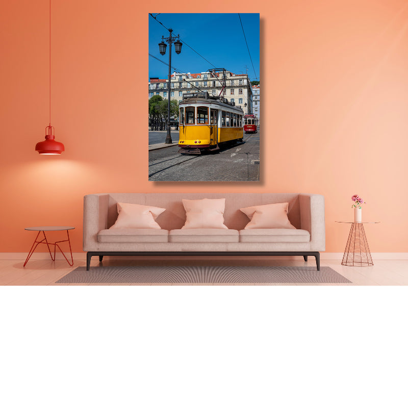 Klassieke gele tram in een historische straat