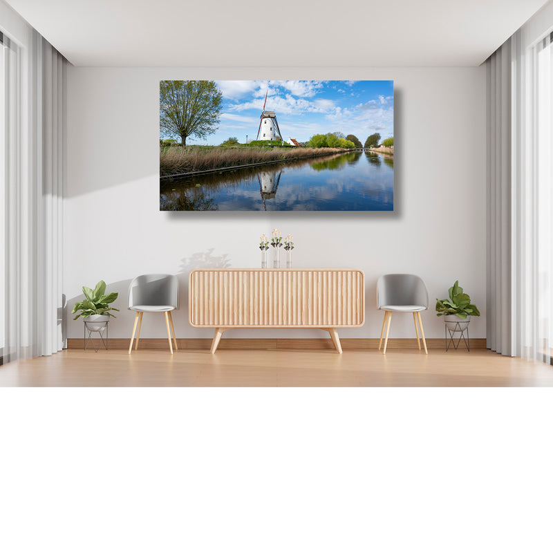 Witte windmolen weerspiegeld in het water