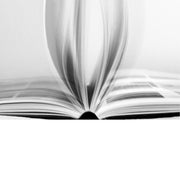 Zwart-wit dromerig en sfeervol beeld van een boek dat openvalt en doet denken aan een lotusbloem. 