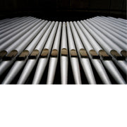 Detailopname van orgelpijpen waardoor de indruk ontstaat dat het om een halssnoer gaat. Een spel van zilvergrijs, zwart en bronstinten.