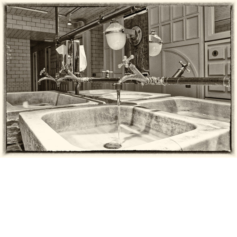 Spel van waterkranen, zeepdispensers en wastafels. Bedrog of staan er echt zoveel? 