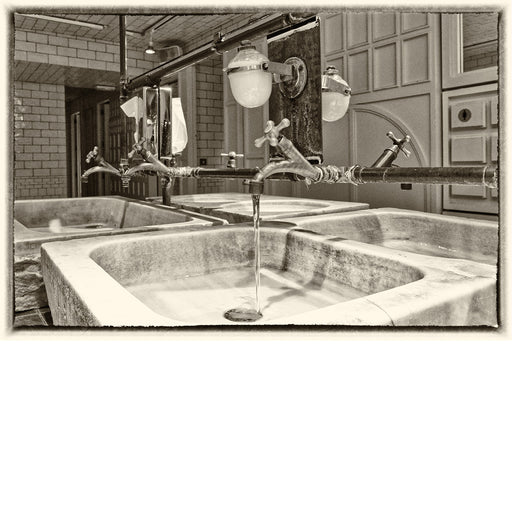 Spel van waterkranen, zeepdispensers en wastafels. Bedrog of staan er echt zoveel? 