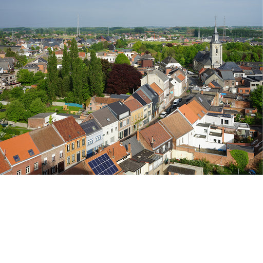 Foto vanuit de lucht waarop o.a. de Langensteenweg en de Onze-Lieve-Vrouwekerk van Merchtem te herkennen zijn. Hier bevindt zich het geschiedkundige begin vanMerchtem.