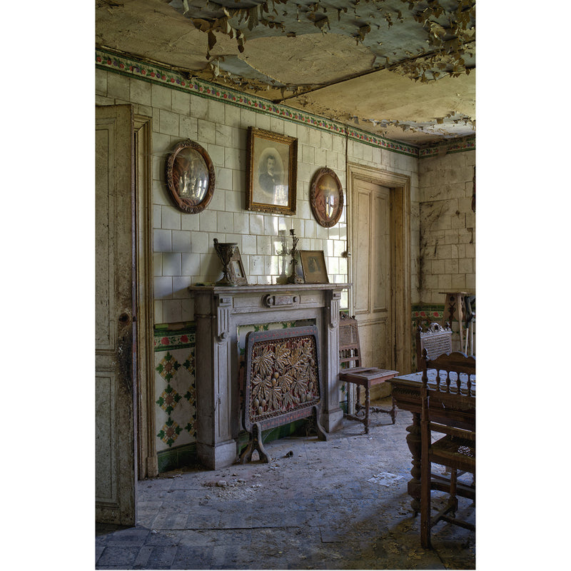 Na een overlijden staan sommige huizen er jaren volledig verlaten en onbewoond bij. De tijd is er blijven stilstaan van de ene dag op de andere. Precies of deze woningen wachten op de terugkeer van de bewoner(s). Zonder woorden vertellen ze een mensenleven. Stille getuigen van ons aller verleden.