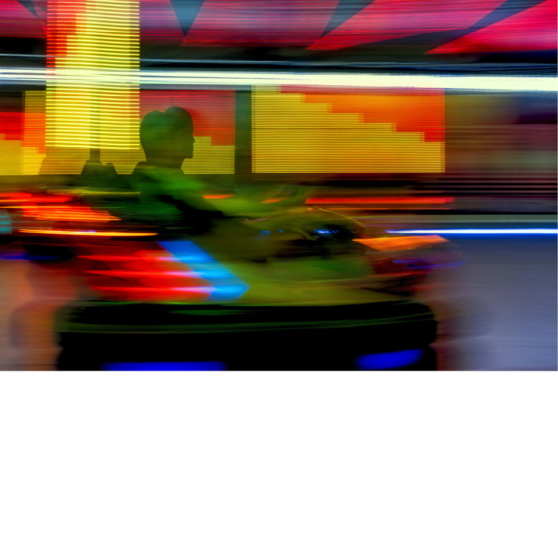 Abstracte en kleurrijke foto van twee mensen in een botsauto op de kermis