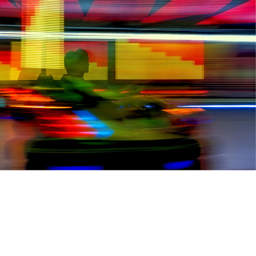 Abstracte en kleurrijke foto van twee mensen in een botsauto op de kermis