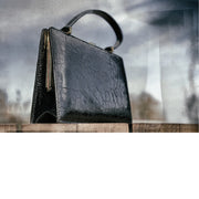 Vintage handtas in een bevreemdende omgeving  