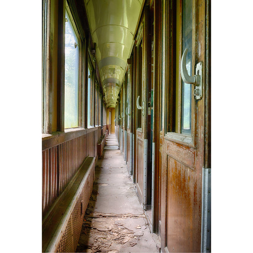 Oude treinwagon in licht vervallen staat die doet denken aan de reeks Hercule Poirot