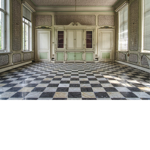 Woonkamer in een verlaten en leegstaand huis met een stenen vloer in dambordmotief