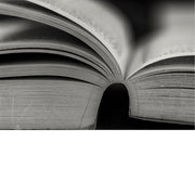 Detail van een opengeslagen dik boek