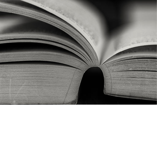 Detail van een opengeslagen dik boek