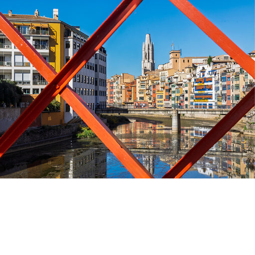 Zicht op Girona van op de Eiffelbrug