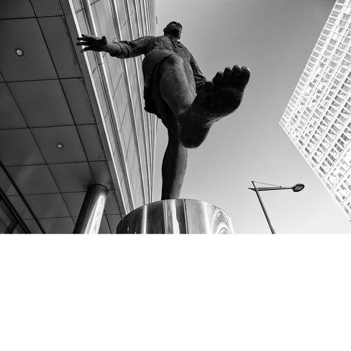 Perspectief van standbeeld van wandelende man, Brussel Europees kwartier