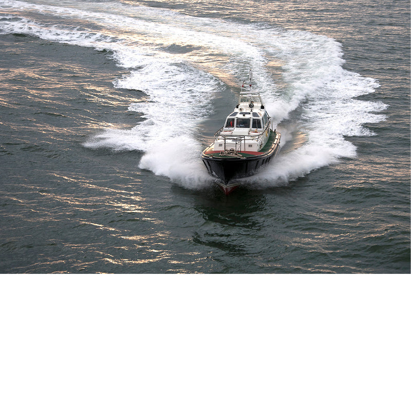 Britse loodsboot na het uitvaren van de haven van Hull bij zonsondergang