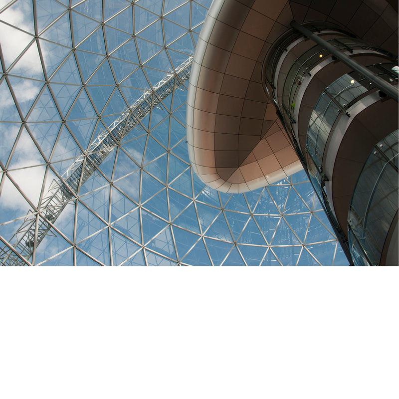 Onderkant van uitkijkplatform en glazen koepel, boven het shopping center op Victoria Square te Belfast