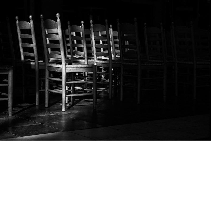 Lege stoelen in een kerk