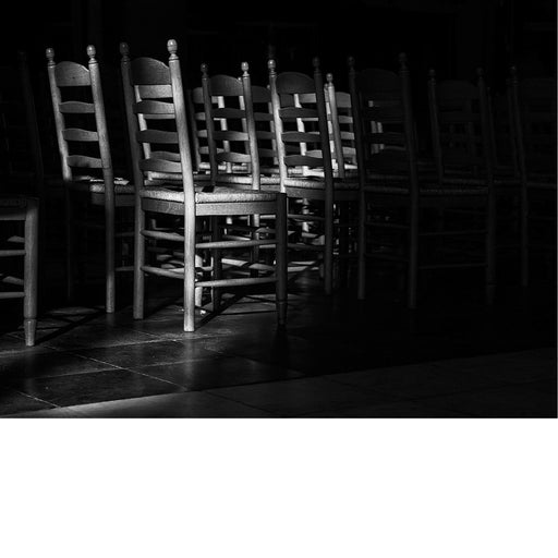 Lege stoelen in een kerk