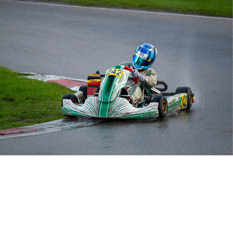 Jonge Kartracer tijdens een regenachtige wedstrijd