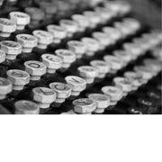 Schrijfmachine in een oude, verlaten drukkerij