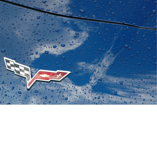 Motorkap van een oude Corvette na een regenbui