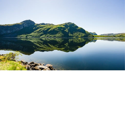 reflectie van de omgeving in het meer in de buurt van Feda Noorwegen