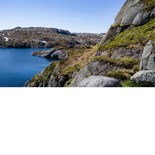prachtige lodatie aan een meertje op weg naar de Lysebotn Fjord.