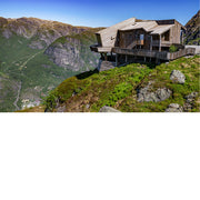 Berghut/restaurant op het uitzichtpunt van de Lysebotn Fjord.