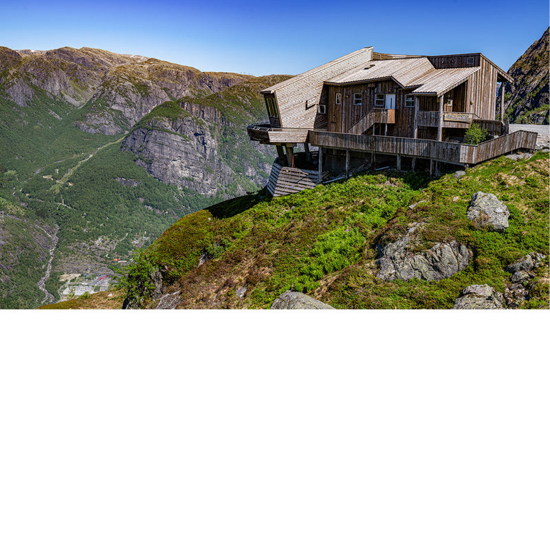 Berghut/restaurant op het uitzichtpunt van de Lysebotn Fjord.
