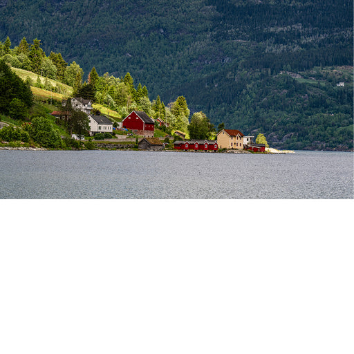Uitzicht op de Fjord en de vallei met de mooie rode en gele huizen in Olden Noorwegen 