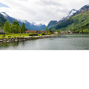 Uitzicht op de Fjord en de vallei met de mooie rode huizen in Olden Noorwegen 