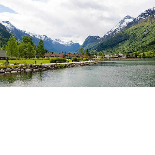 Uitzicht op de Fjord en de vallei met de mooie rode huizen in Olden Noorwegen 