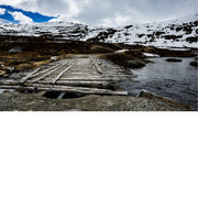 Gammel brugje aan het Langvatnet meer met prachtig uitzicht op de besneeuwde valkte 