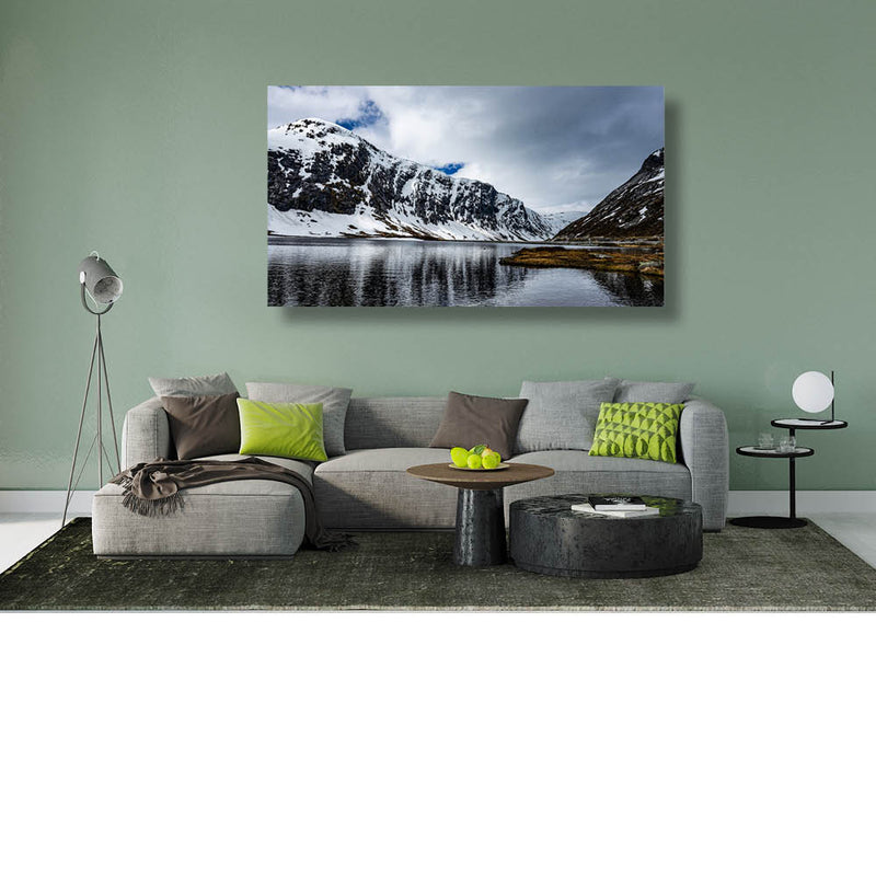 Bergwand aan het water