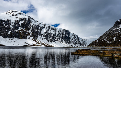 Besneeuwde bergwand aan het Langvatnet meer