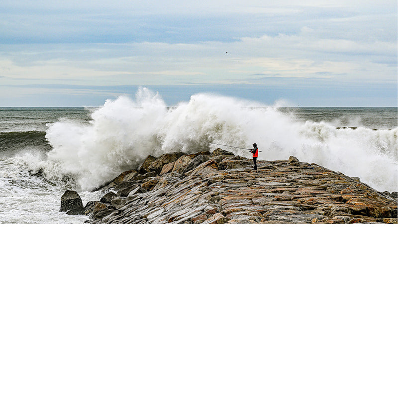vissen op de golfbreker bij stormachtig weer in Ovar Portugal