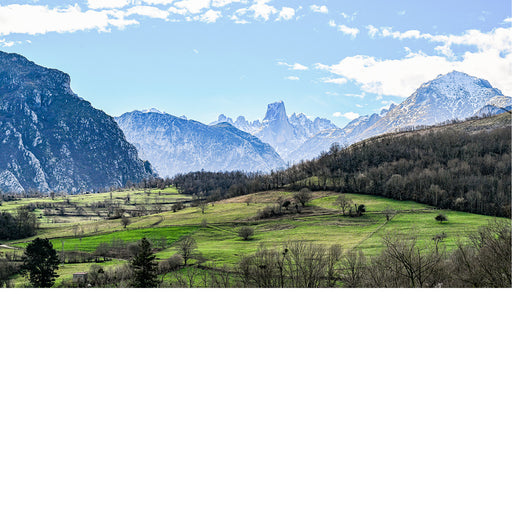 zicht vanuit Poncebos op de picos d'Europe in Spanje. 