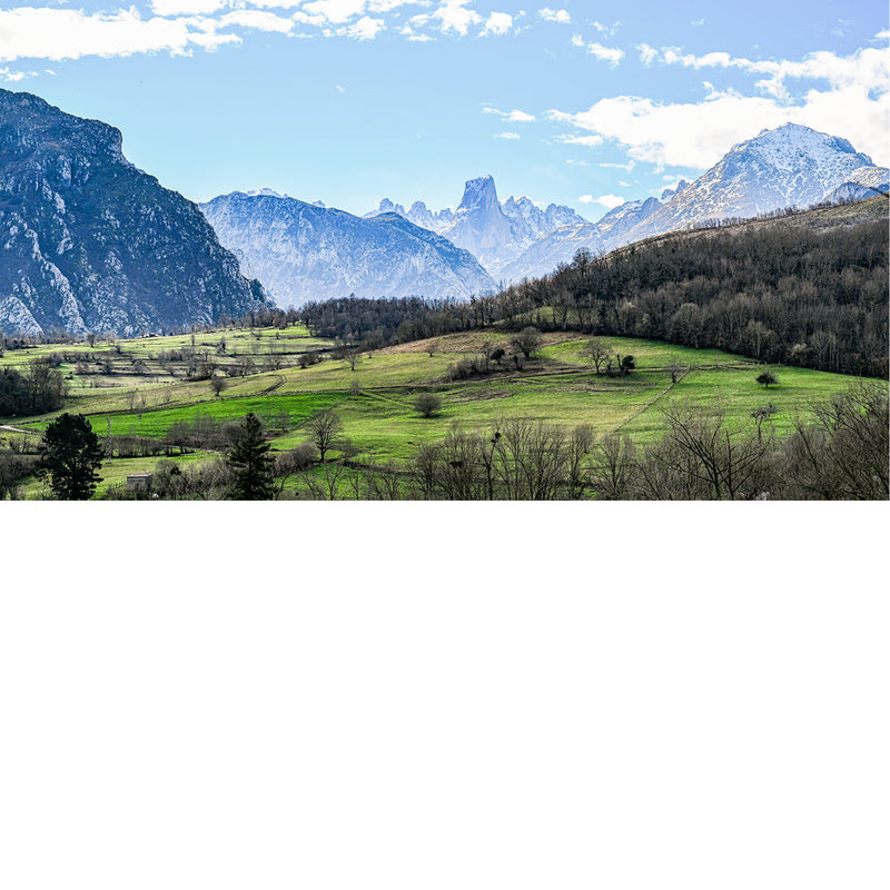 zicht vanuit Poncebos op de picos d'Europe in Spanje. 